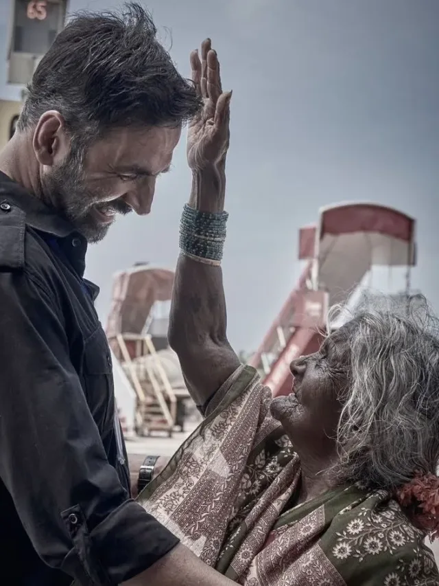 akshay kumar getting blessing from an old aged woman